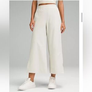 Lululemon Stretch Woven High-Rise Wide-Leg Cropped Pant size M